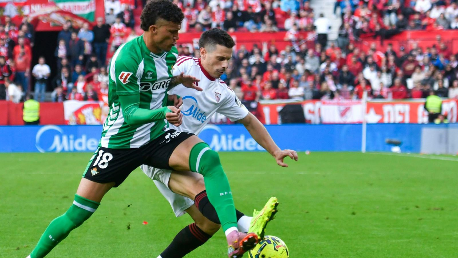 Deossa disputa el balón con el sevillista Alfon durante el derbi hispalense.
