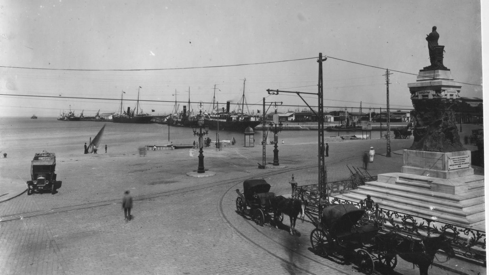 Moret, en la plaza de San Juan de Dios mirando al mar. Aún no se había levantado la verja del muelle.