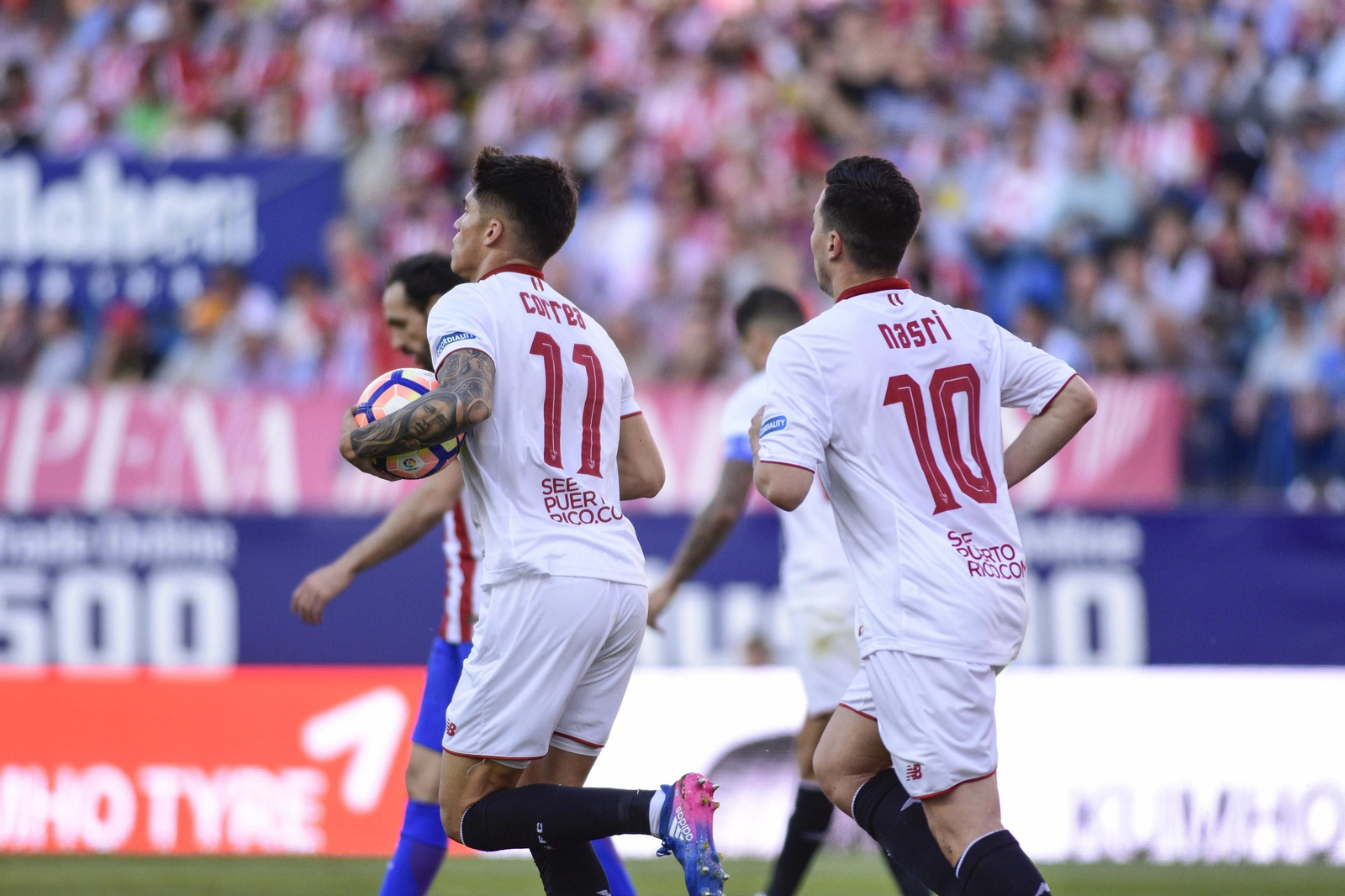 Correa, seguido de Nasri, corre hacia el centro del campo con el balón bajo el brazo tras anotar el 3-1 en el Vicente Calderón.