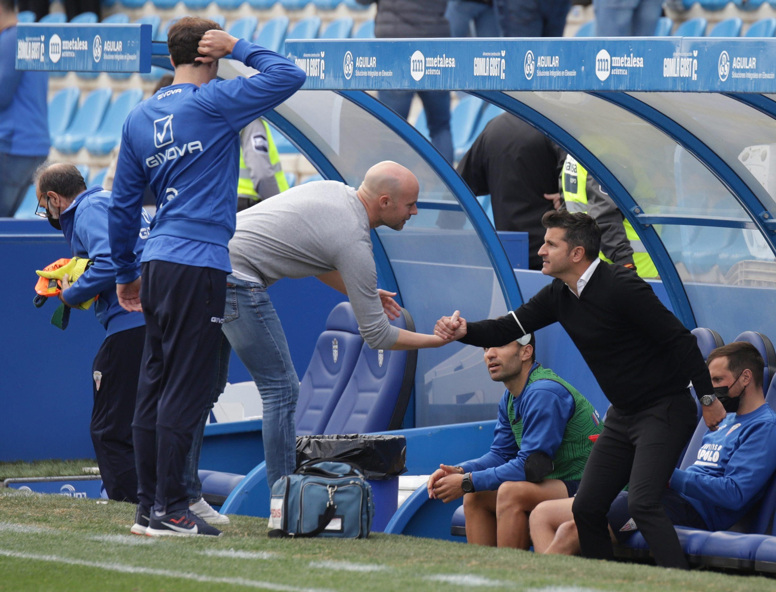Iván Ania recibe el saludo de Xavi Calm.
