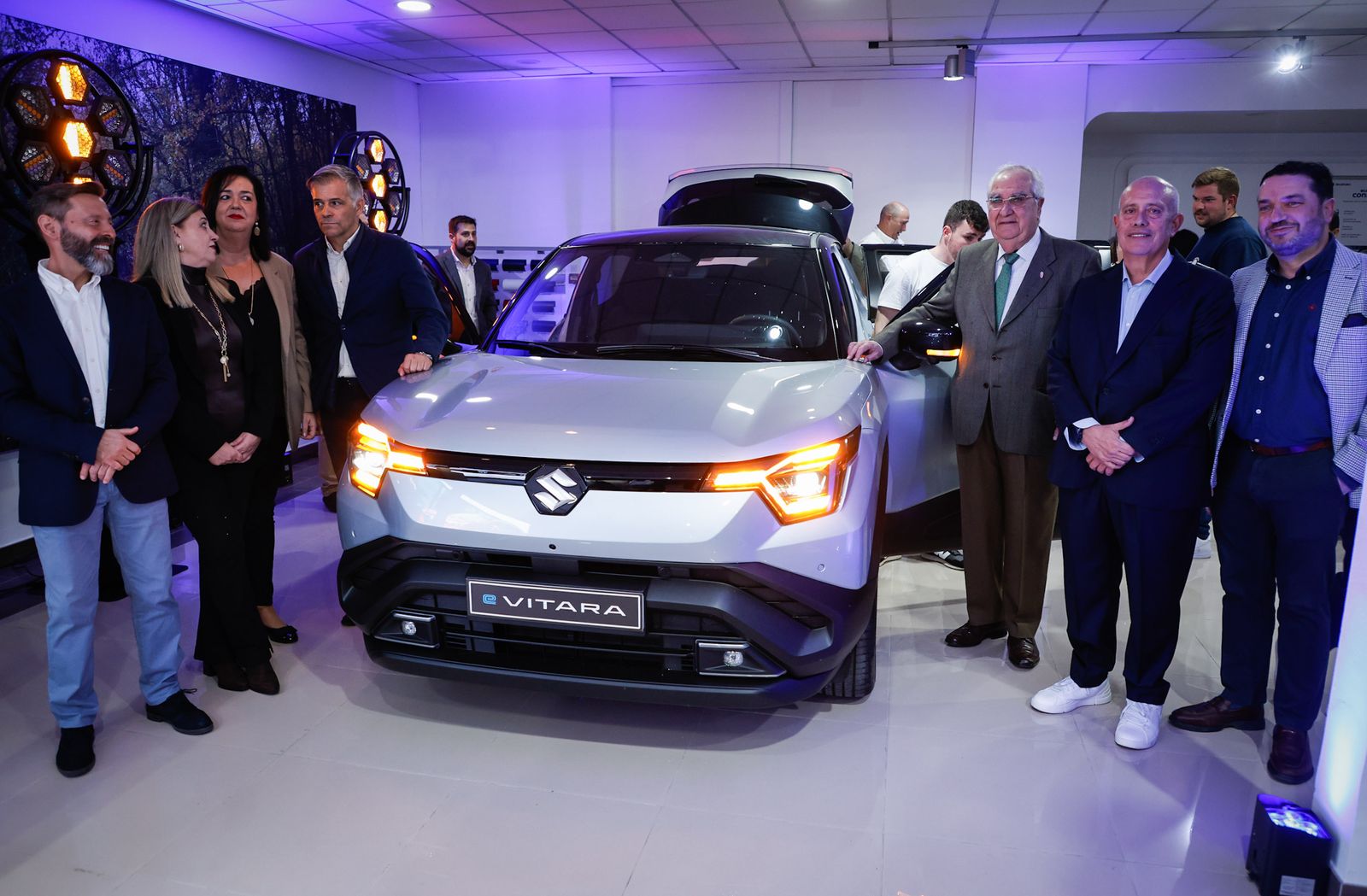 La familia García y el presidente de Suzuki Motor Ibérica, Juan López Frade, junto al nuevo e-Vitara.