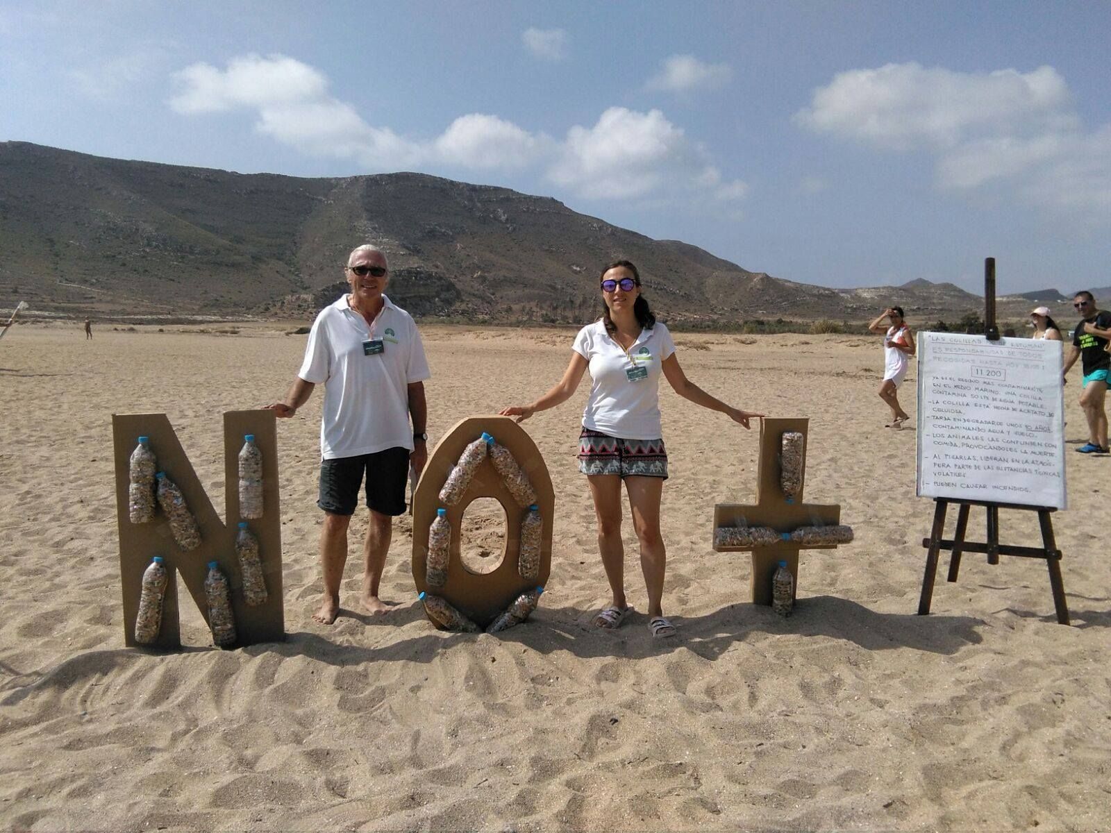 Los educadores de la campaña en El Playazo llevan en esas botellas las más de 11.000 colillas que han ido recogiendo por la playa.