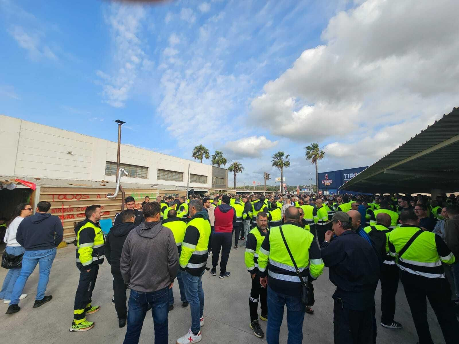 Los trabajadores en la última asamblea celebrada en los aledaños de la fábrica, el pasado sábado.