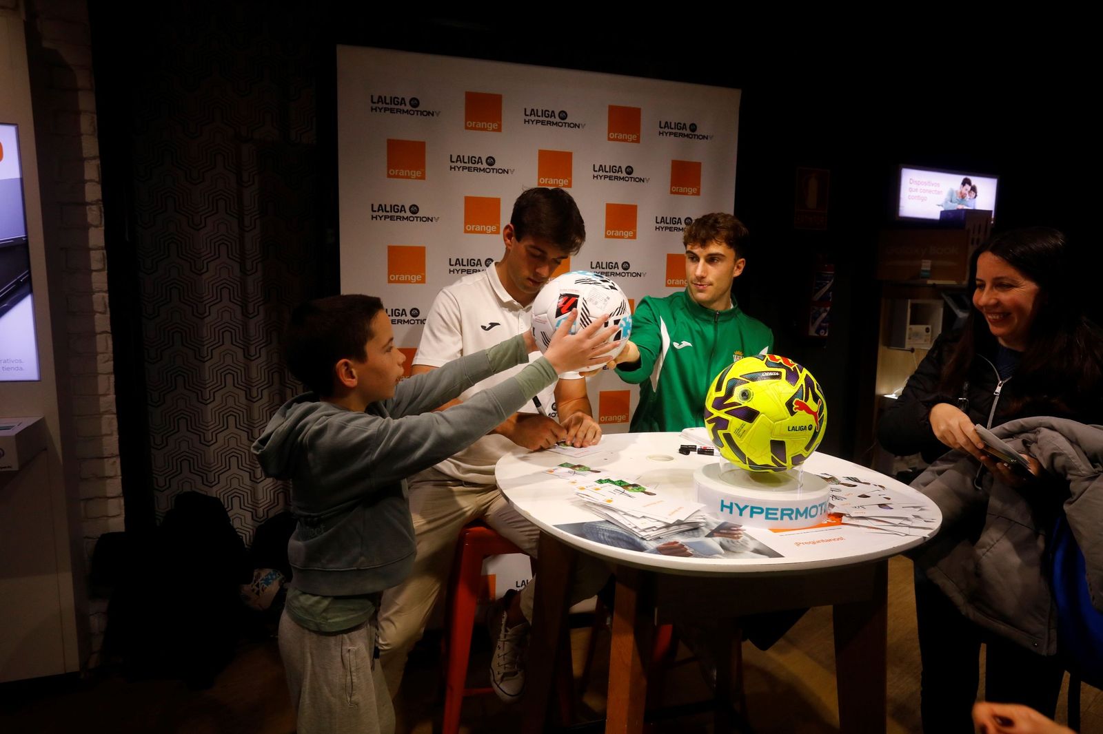 Un joven seguidor sostiene un balón firmado por Mikel Goti e Iker Álvarez.