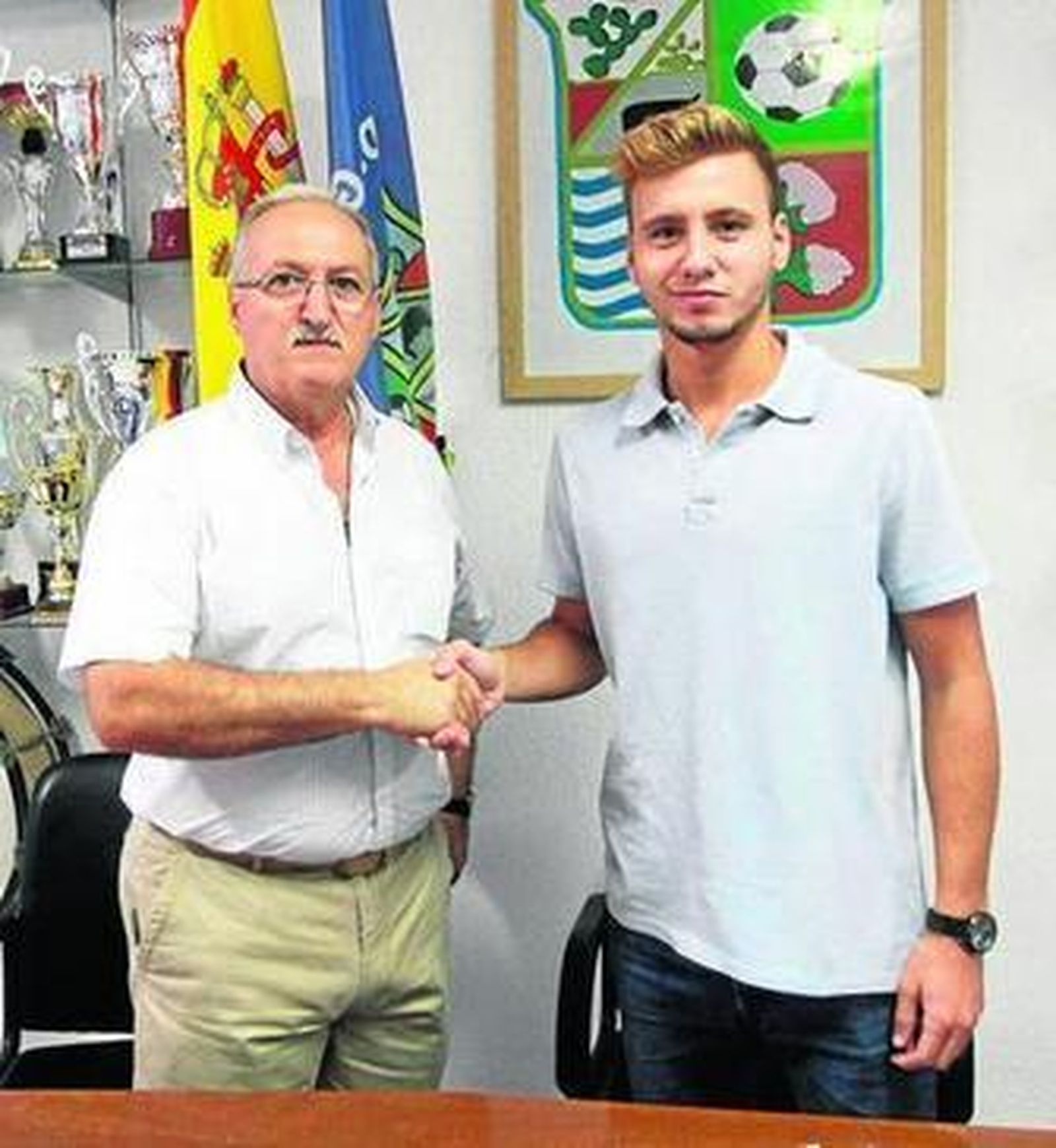 Jerónimo Osorio presentó a Pepe Carmona en la secretaría del club.