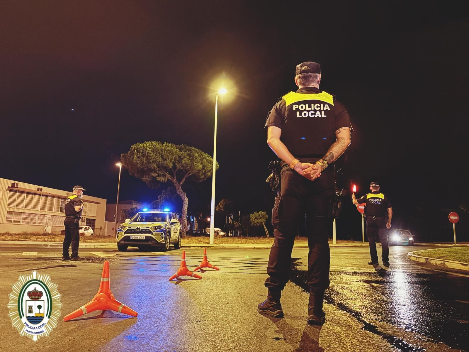 Policía Local durante un control de alcoholemia.