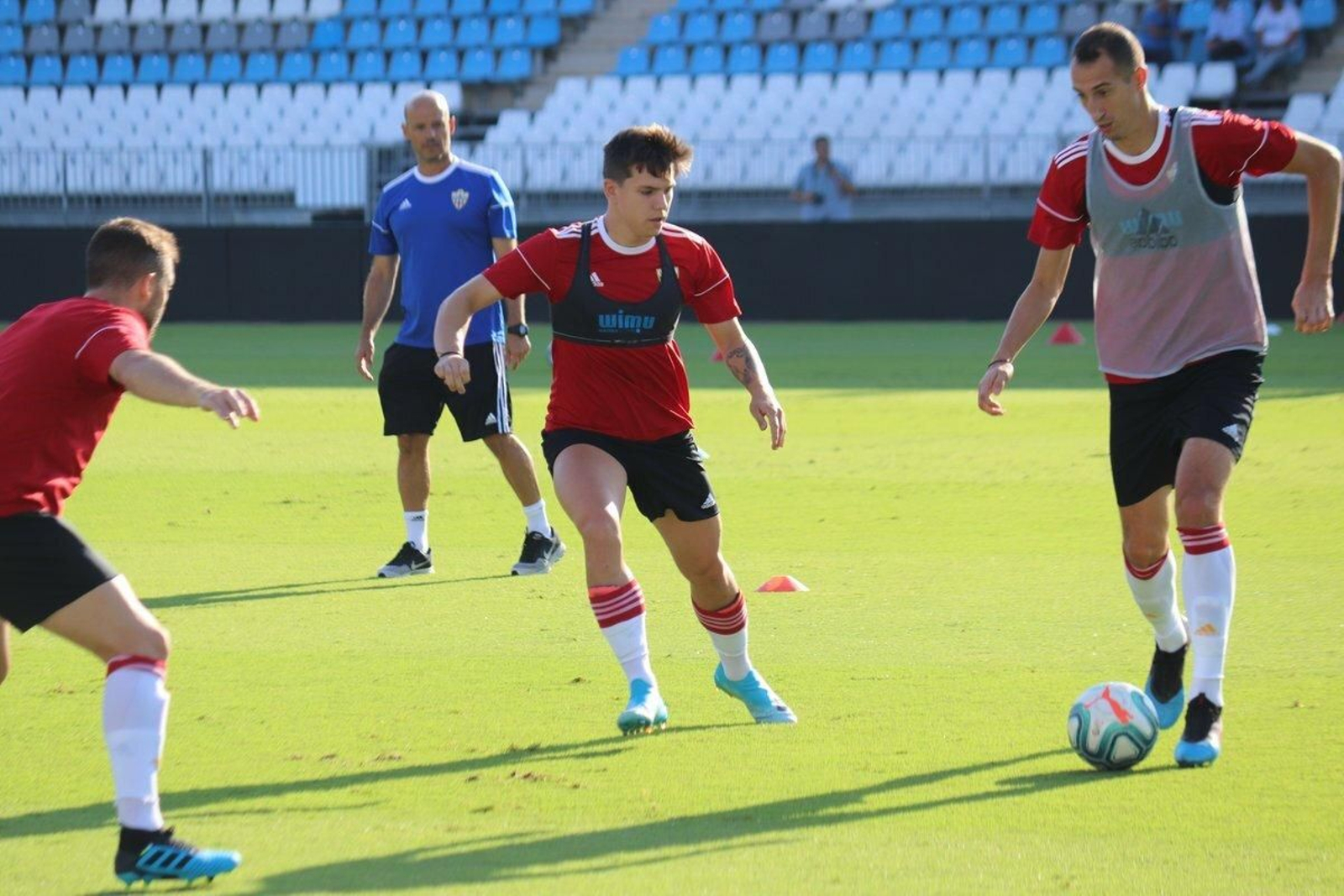 El croata Coric y el serbio Petrovic entrenando con el peto de 'Wimu'