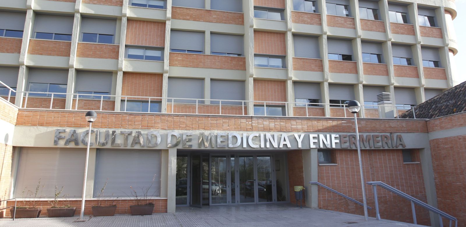 Acceso principal a la Facultad de Medicina y Enfermería de la UCO.