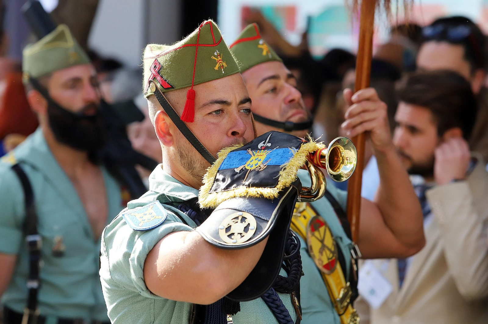 La Legión acompaña al Cristo de la Vera+Cruz en su procesión por Huelva, en imágenes