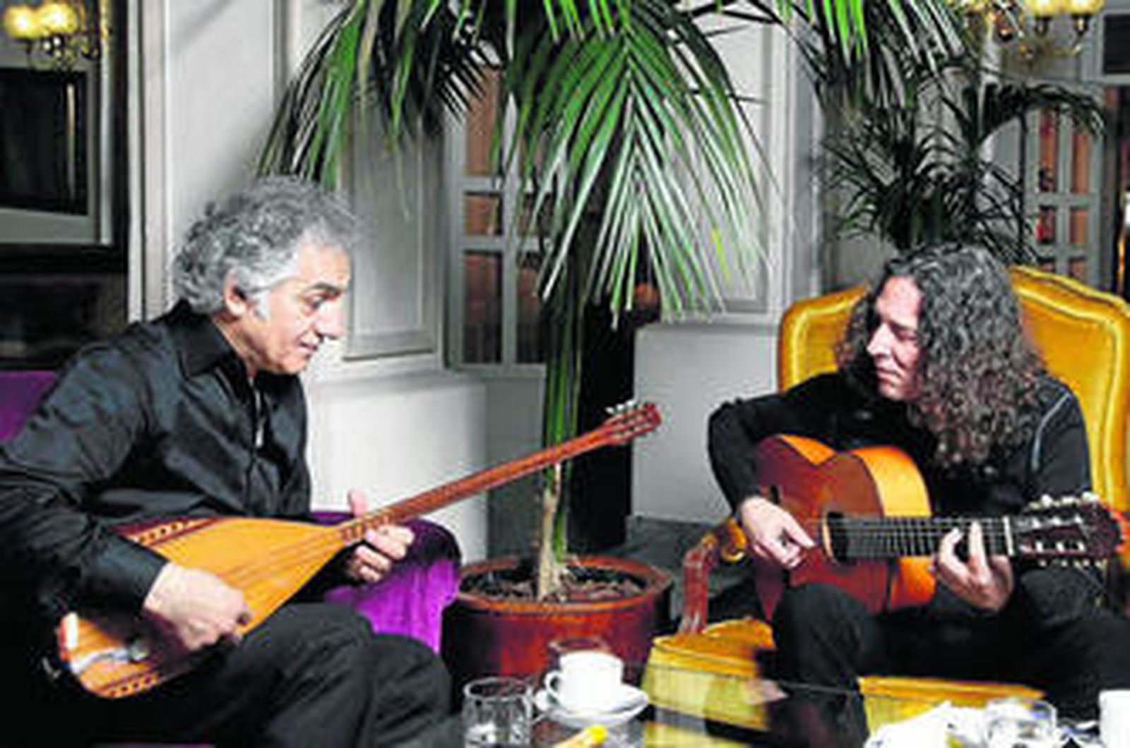 Tomatito, a la derecha, ensayando con Omar Faruk, con el que hará una nueva gira.
