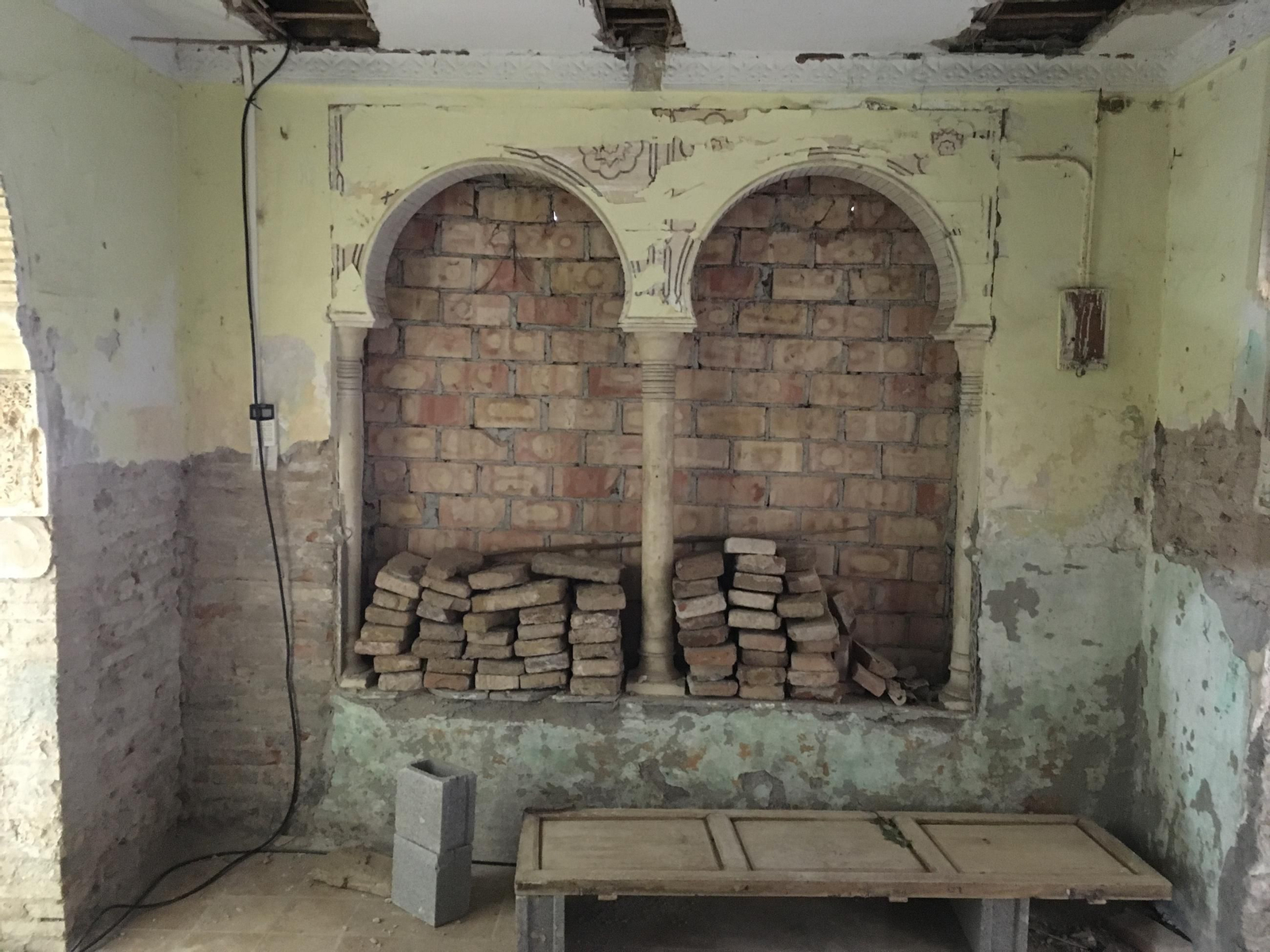 Interior del edificio, que está apuntalado y en mal estado tras décadas cerrado.
