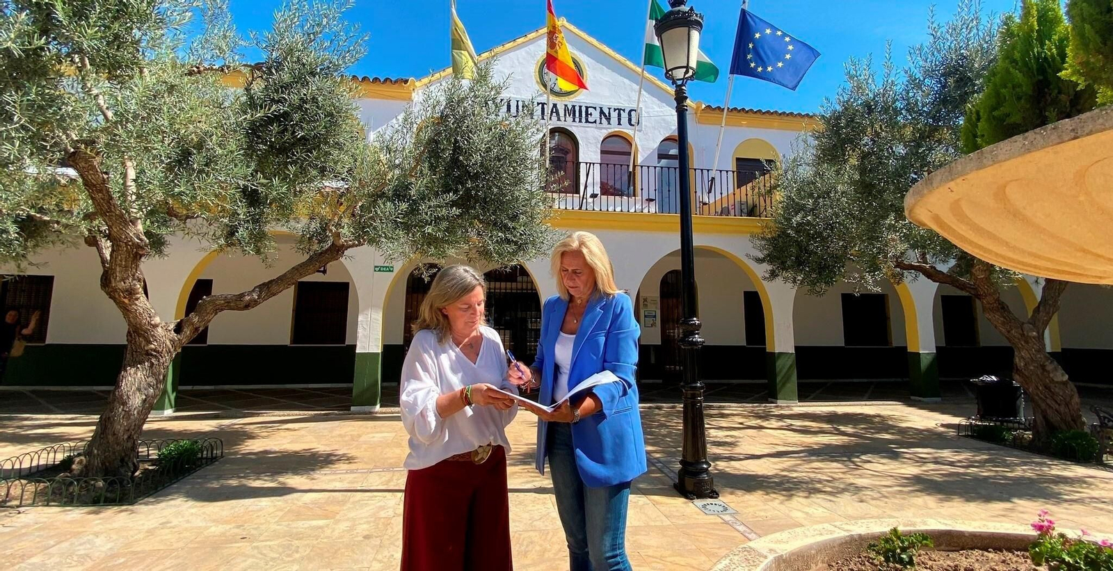Isabel Madera (Vox) junto a Lola Romero, del PP, que será la alcaldesa de Bormujos. Isabel Madera (Vox) junto a Lola Romero, del PP, que será la alcaldesa de Bormujos.