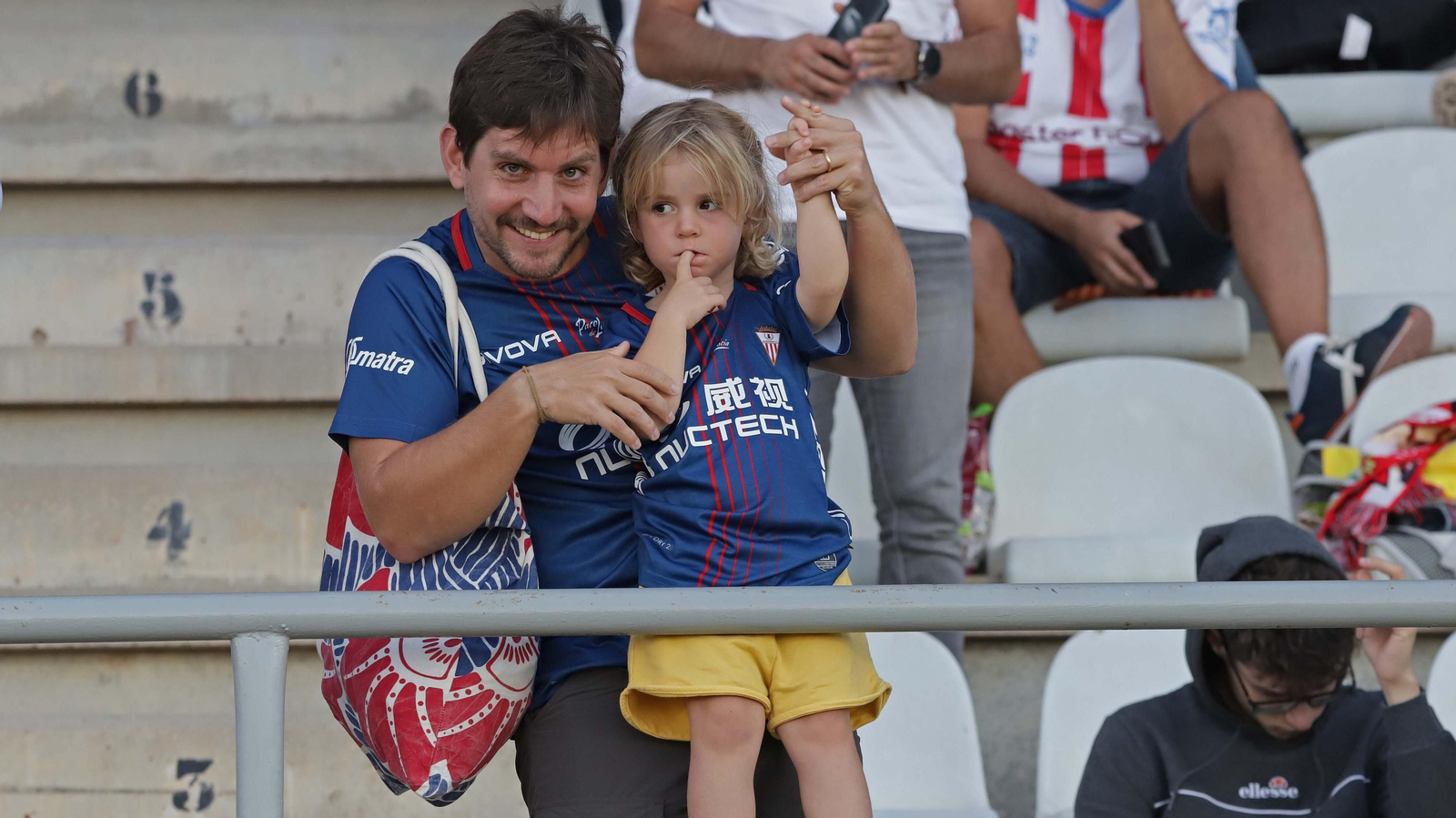 Fotos de la afición en el Nuevo Mirador