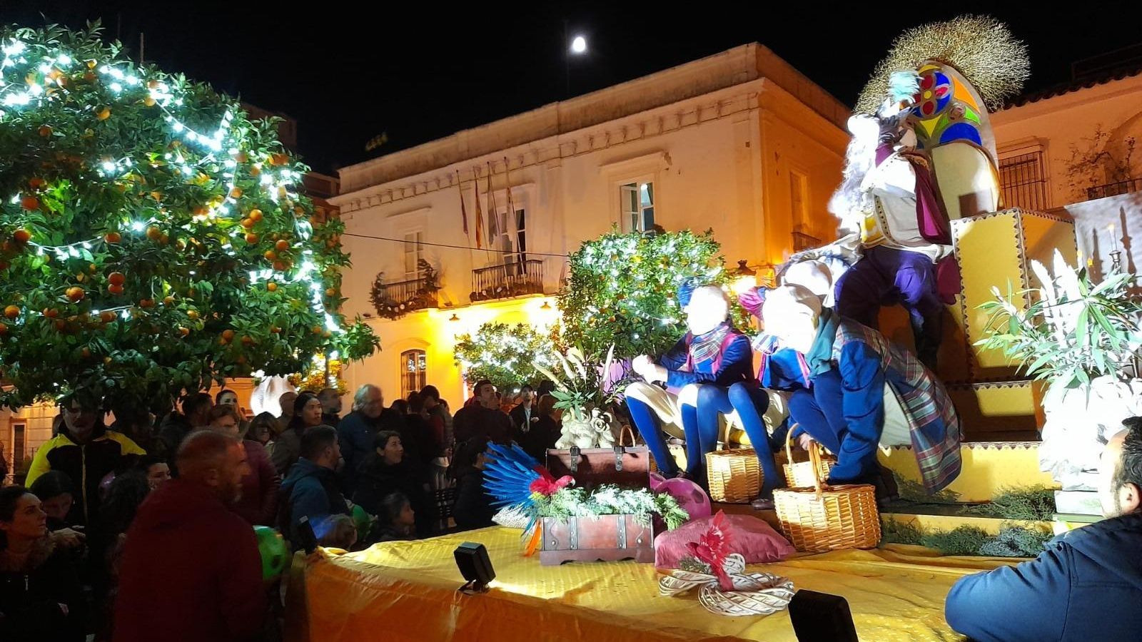 Los Reyes Magos se encuentran con los pequeños de Almonaster la Real.