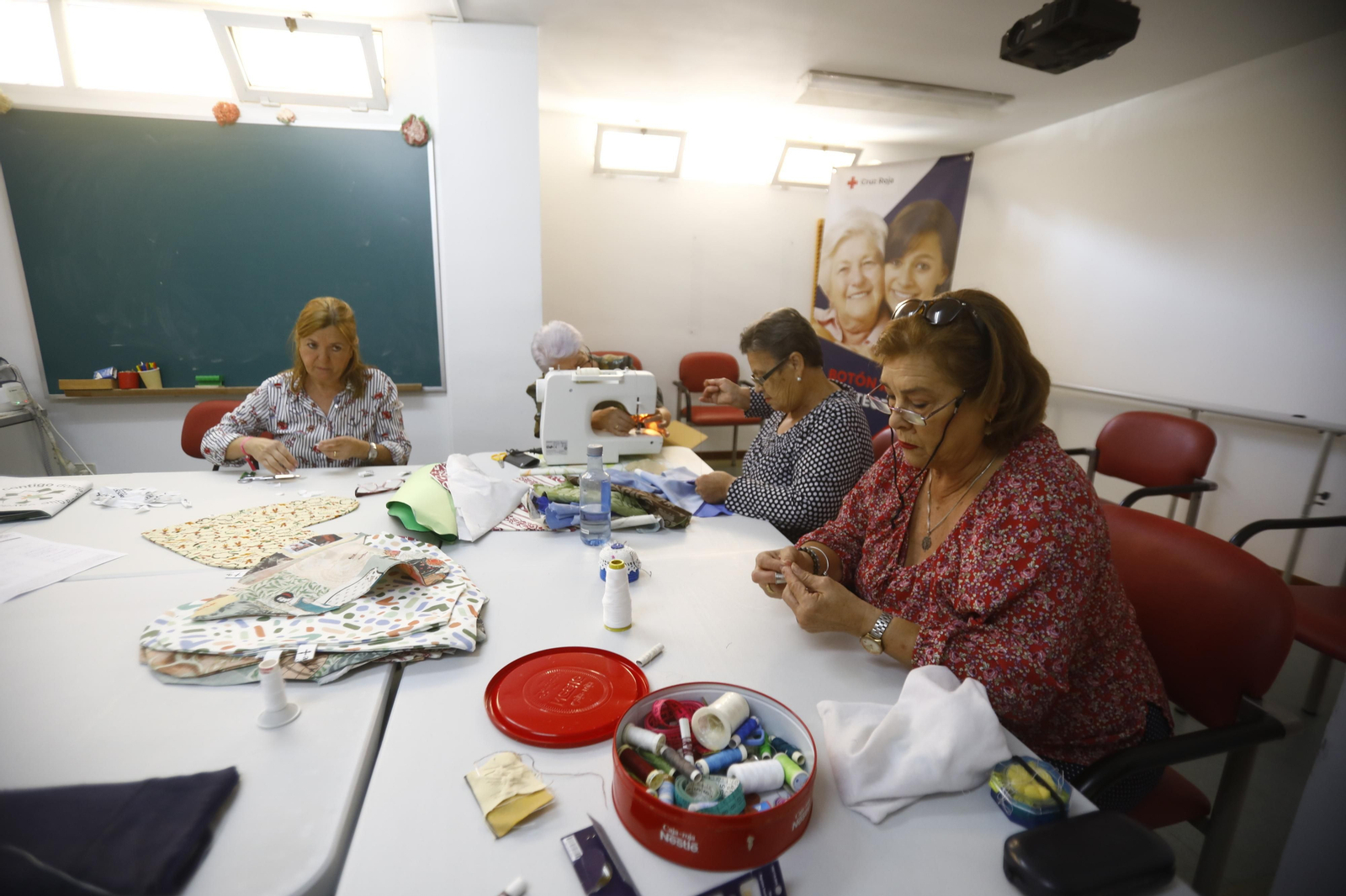 Así elaboran los cojines solidarios para luchar contra el cáncer de mama