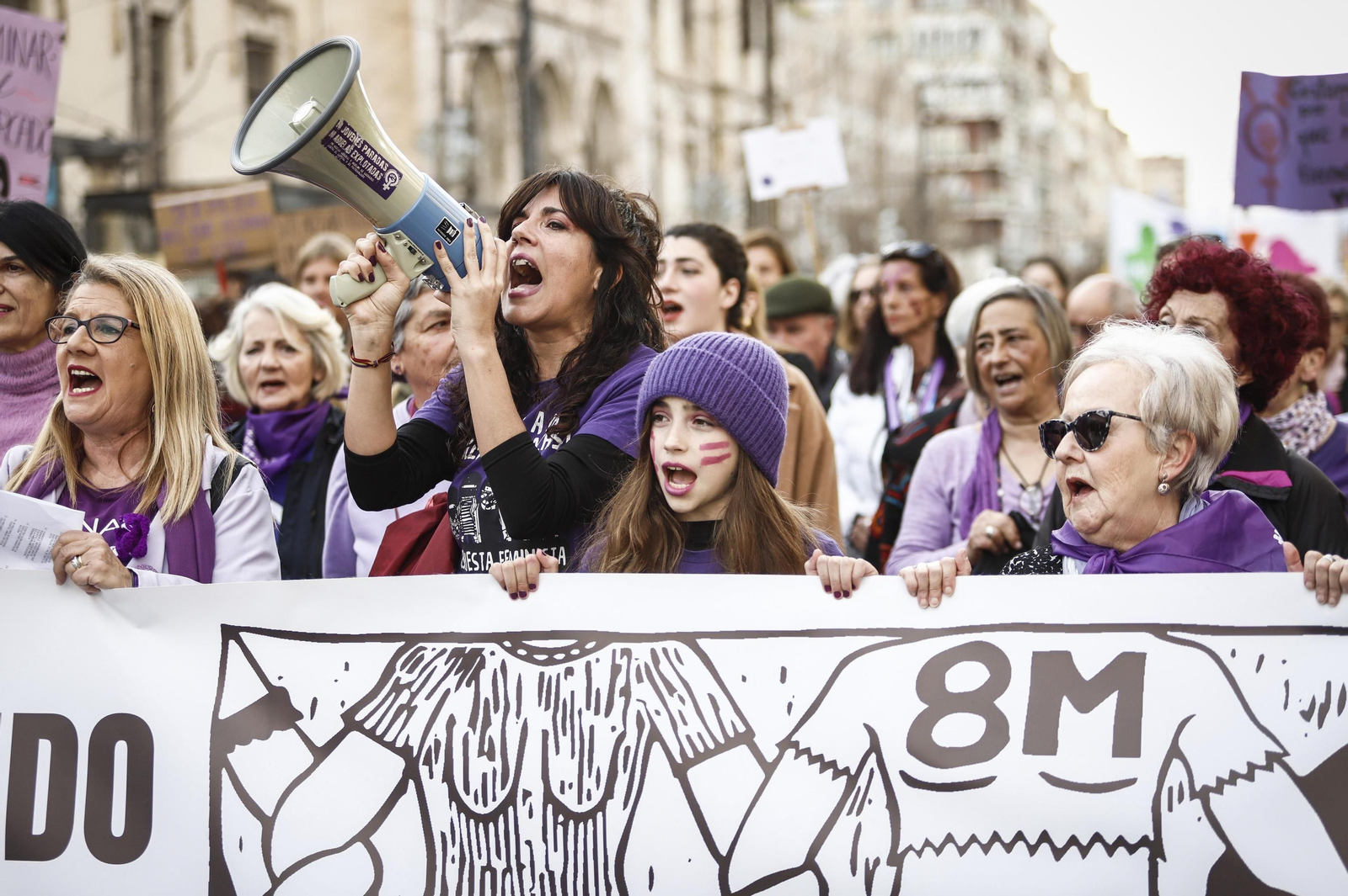 Una ola morada inunda la avenida principal de Granada en el Día de la Mujer