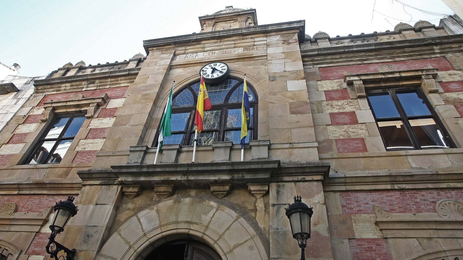 Banderas en la fachada del Ayuntamiento de Algeciras.