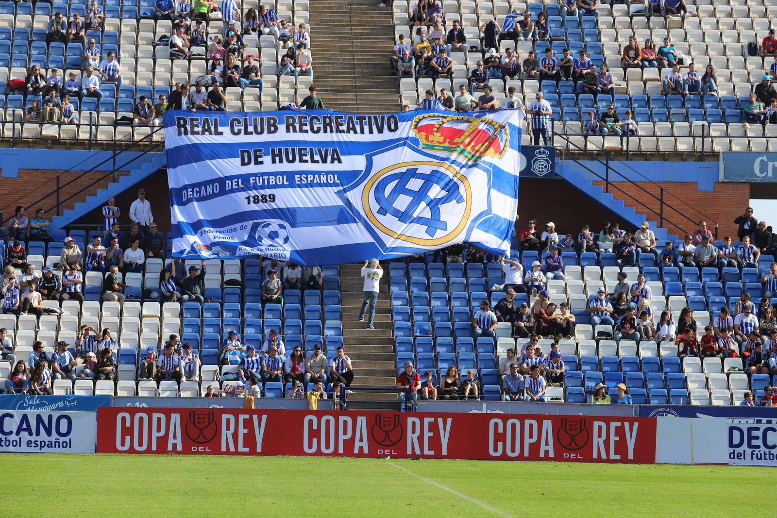 Imágenes del gran ambiente en el Nuevo Colombino para ver el  Recre-Burgos