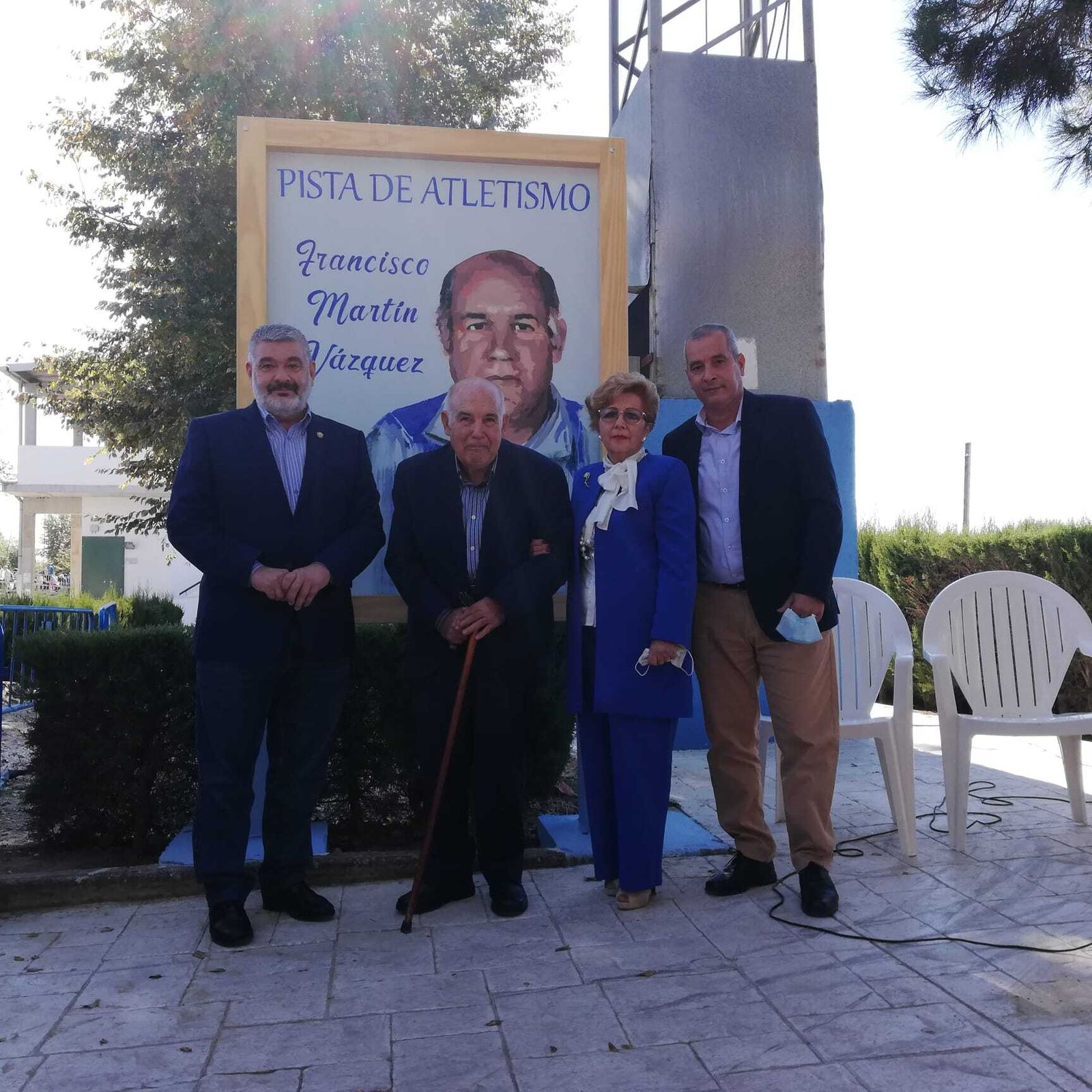 Francisco Martín Vázquez junto al alcalde de Écija en el acto de rotulación de la pista de atletismo del Valle con su nombre.