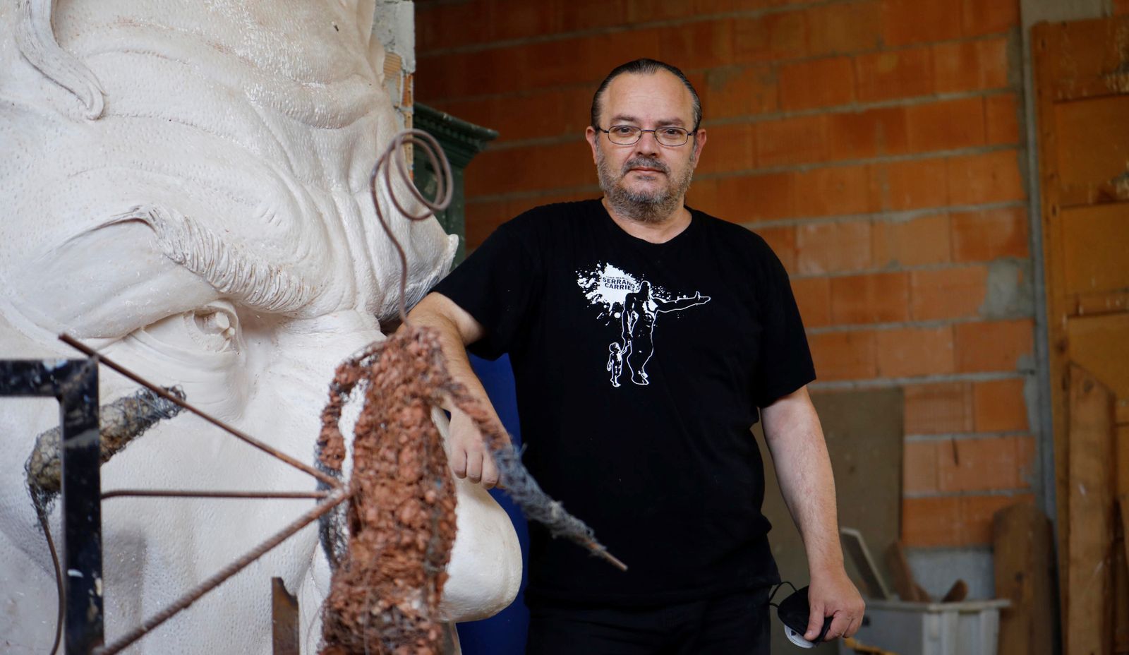 José María Serrano, en su taller de Santa Cruz, que está en fase de remodelación.