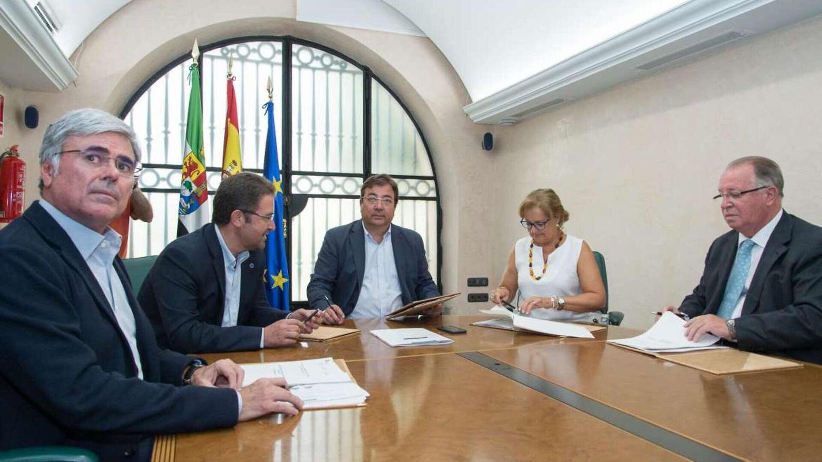Un momento de la firma del protocolo entre Guillermo Fernández Vara y Enrique Pelegrín, primero por la derecha.