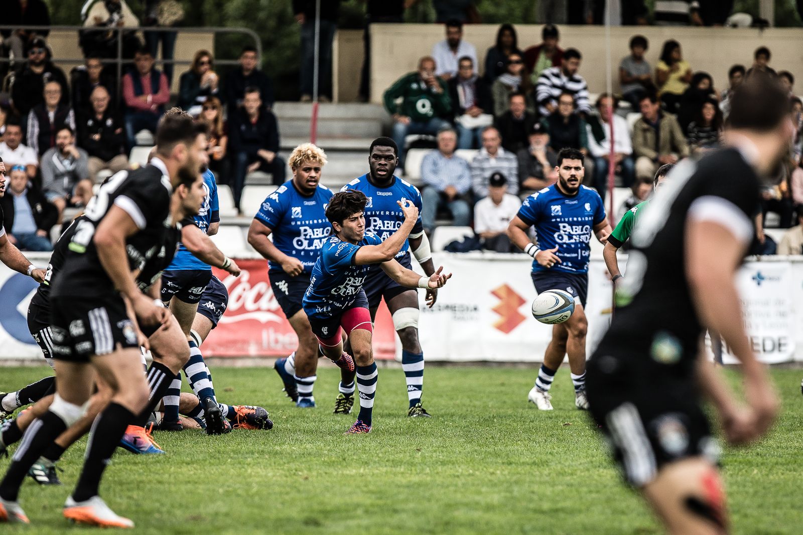 Miguel Reina abre el balón a un compañero durante el duelo en el Pepe Rojo ante El Salvador.