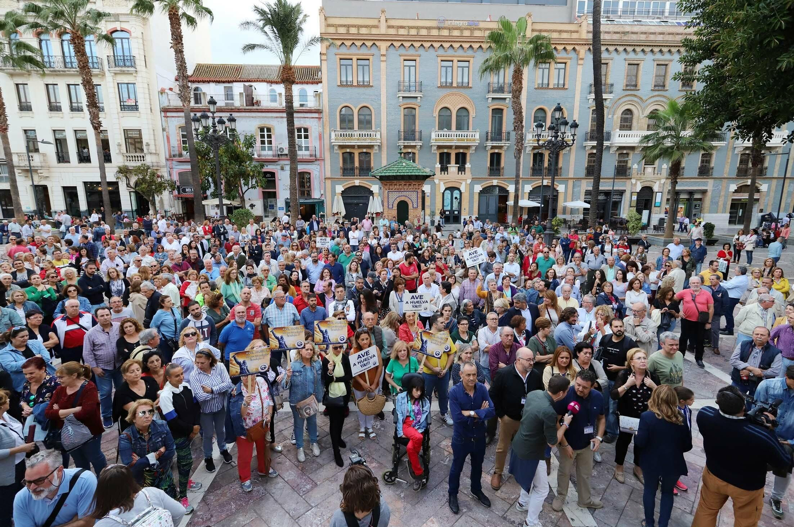 Imágenes de la concentración en defensa de la llegada del AVE a Huelva