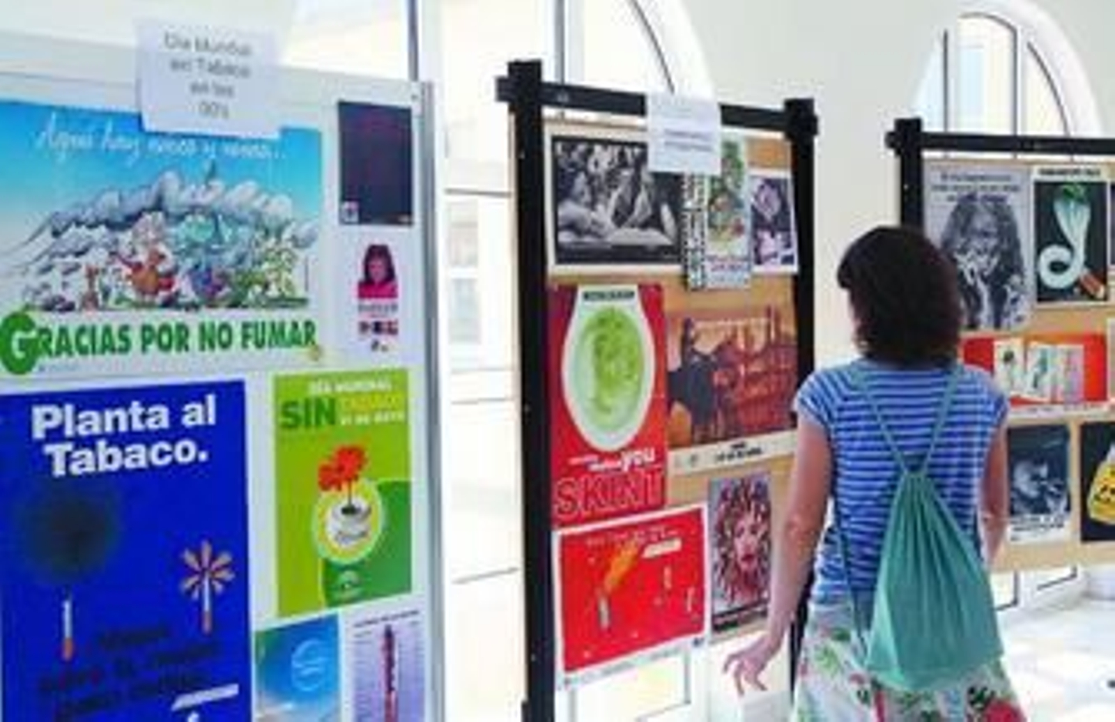 La muestra incluye carteles y folletos editados desde la década de los 80.