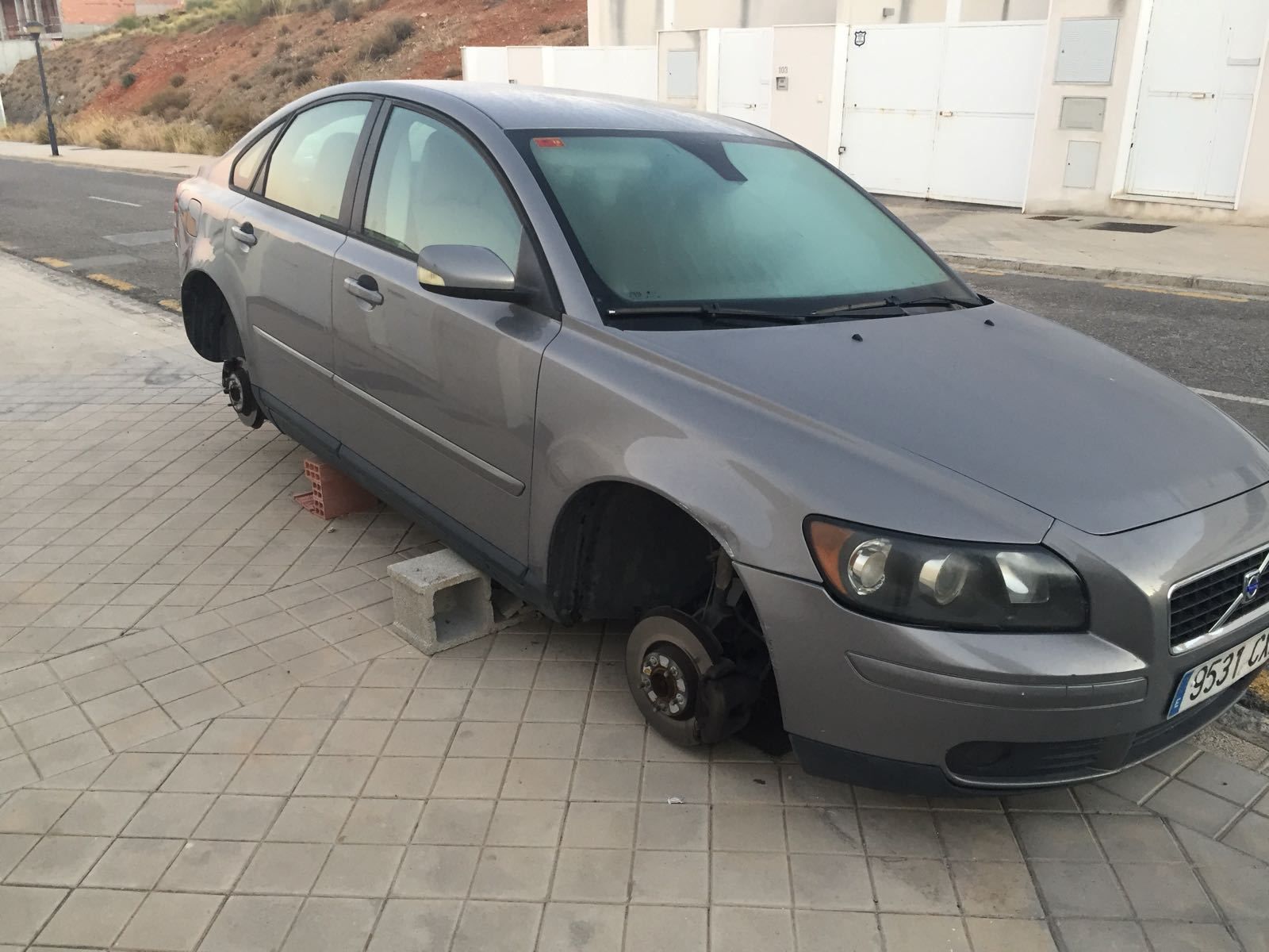 Vivir en niguna parte: vecinos del Genil denuncian "dejadez y falta de seguridad"