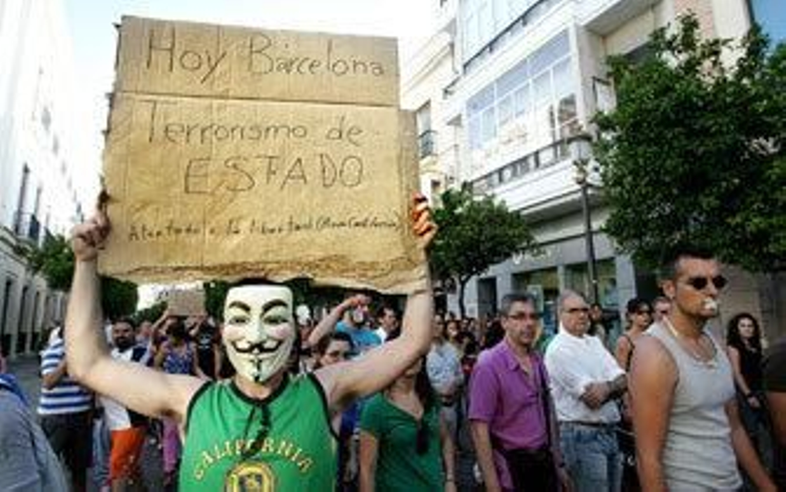 Imagen de la caminata silenciosa a su paso por la Rotonda de los Casinos./Pascual