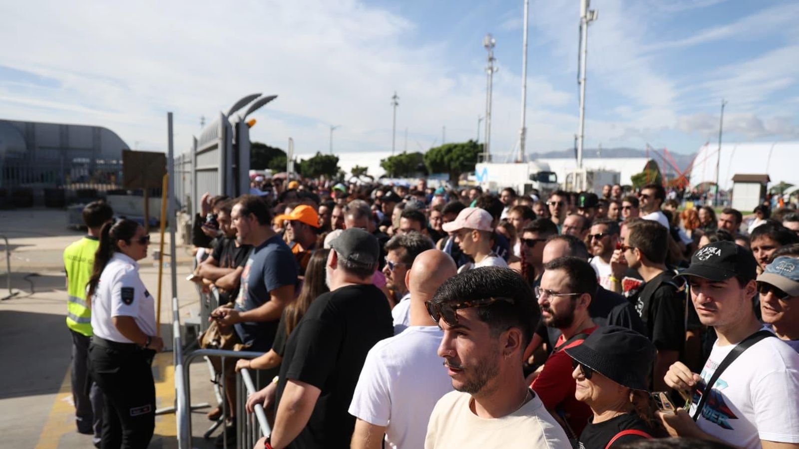 Personas agolpadas sin poder entrar al evento.