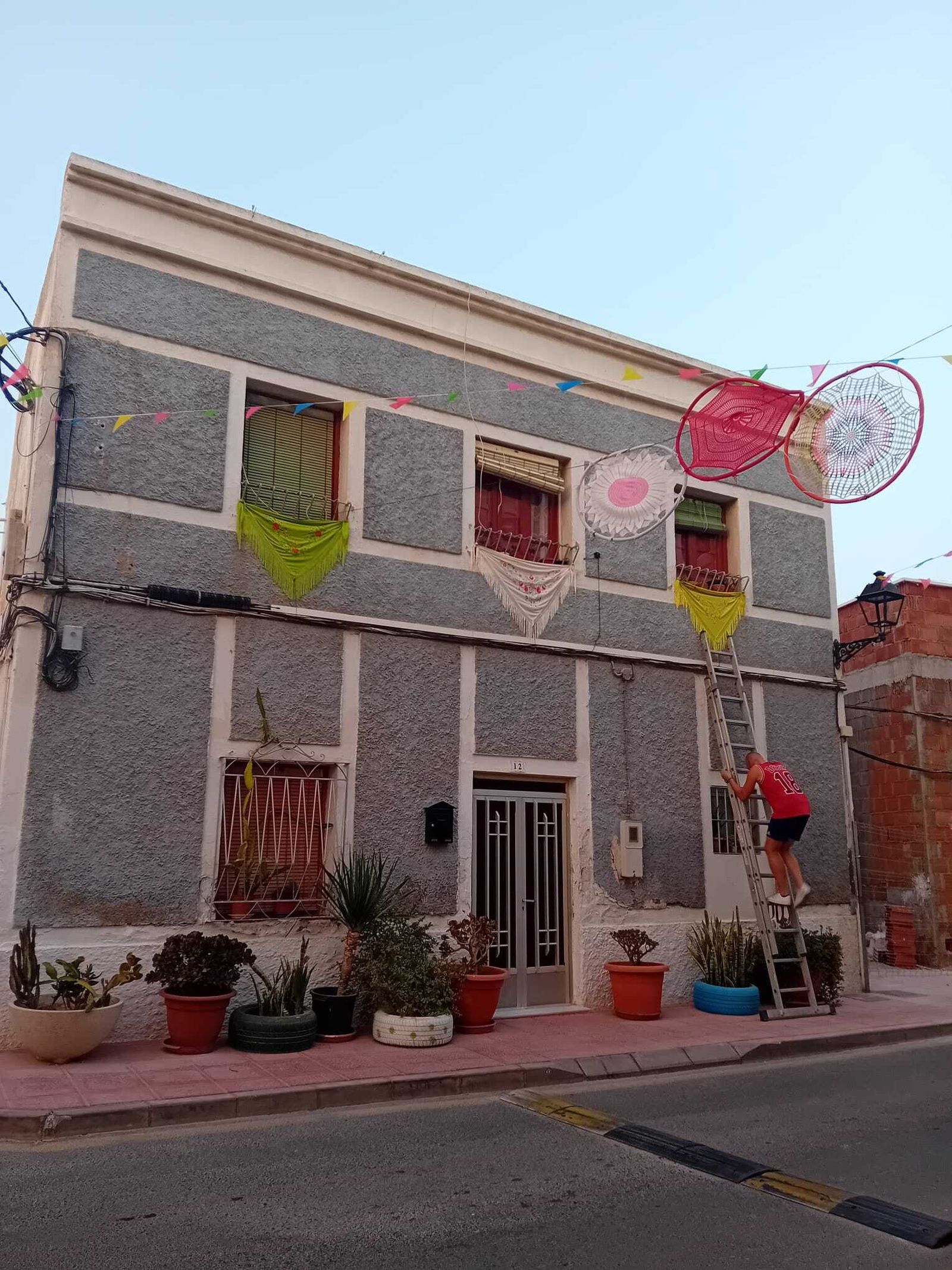 Calles y balcones lucen engalanados.