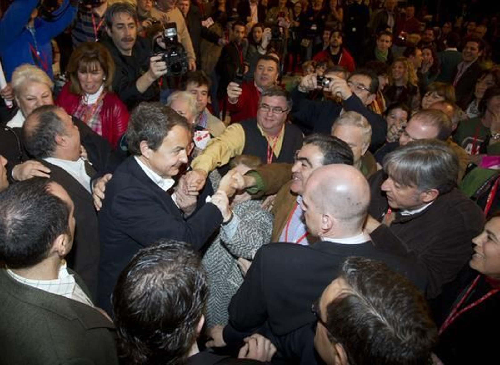 Zapatero habla con miembros del partido. / Antonio Pizarro