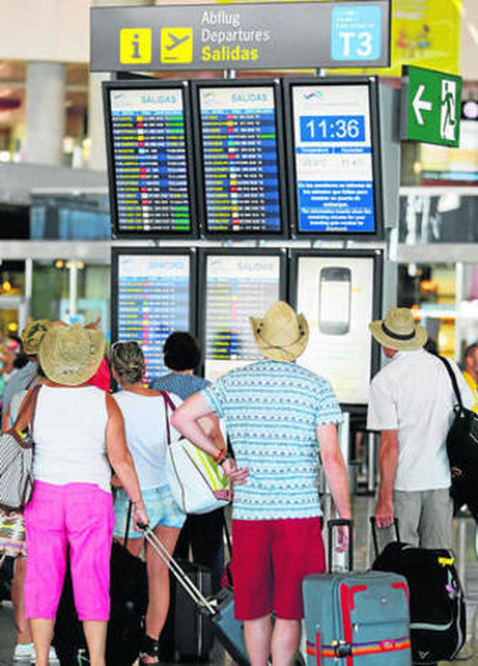 Varios turistas en el aeropuerto de Málaga-Costa del Sol en julio.