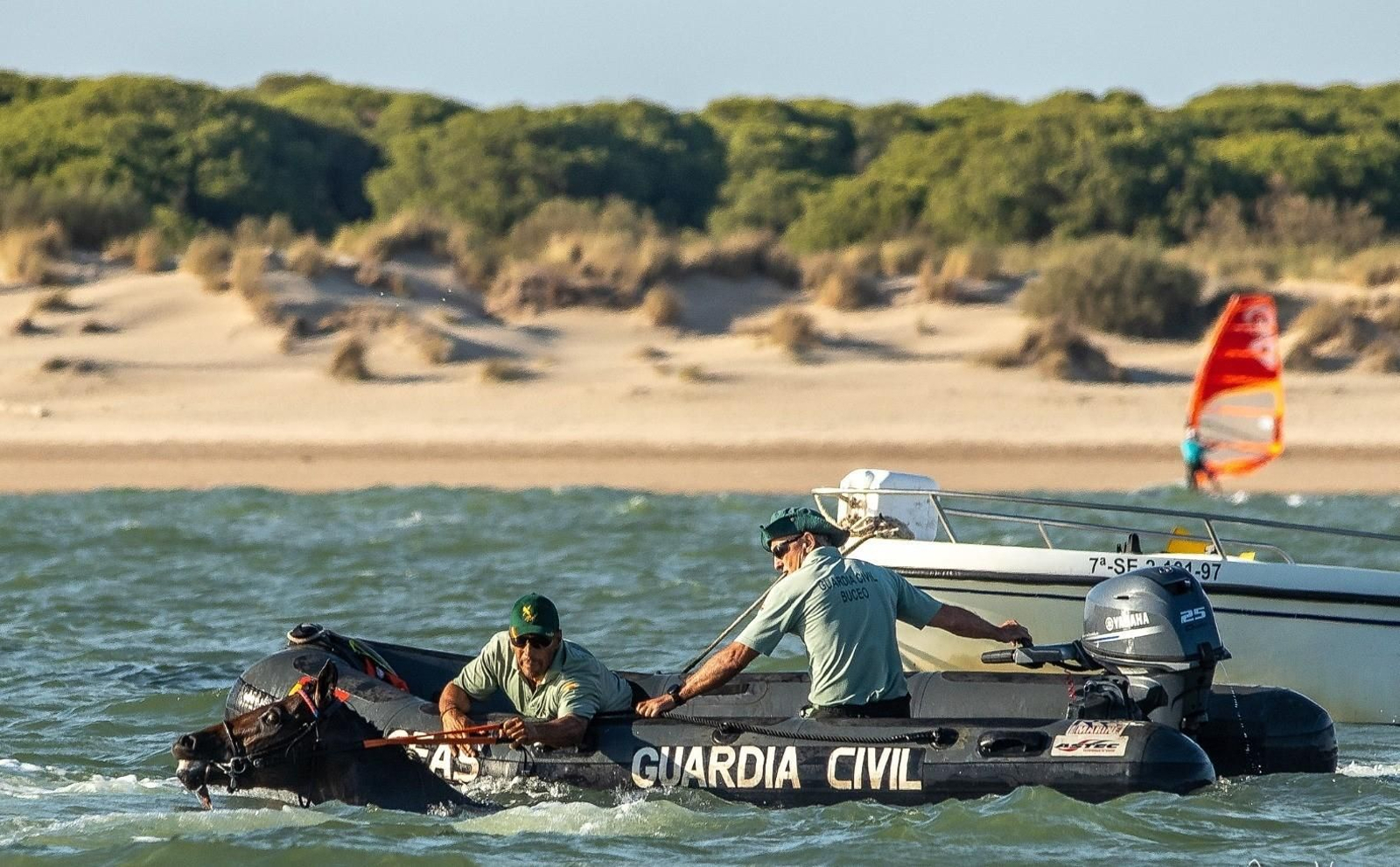 Dos agentes de la Guardia Civil socorriendo al caballo desbocado en Sanlúcar