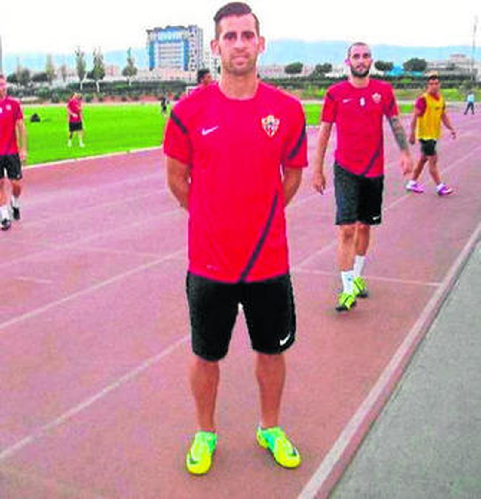 El ex cadista Nico Varela posa en un entreno del Almería B.