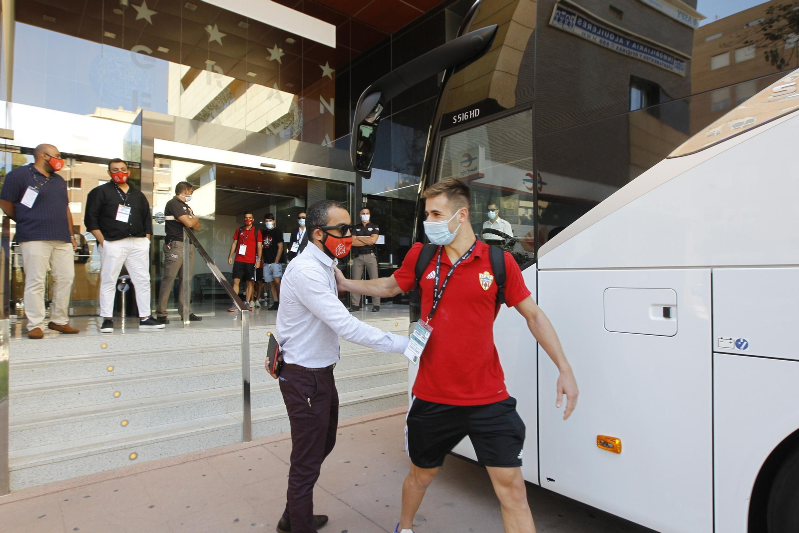 Fotogalería de la afición del Almería antes del partido ante el Girona