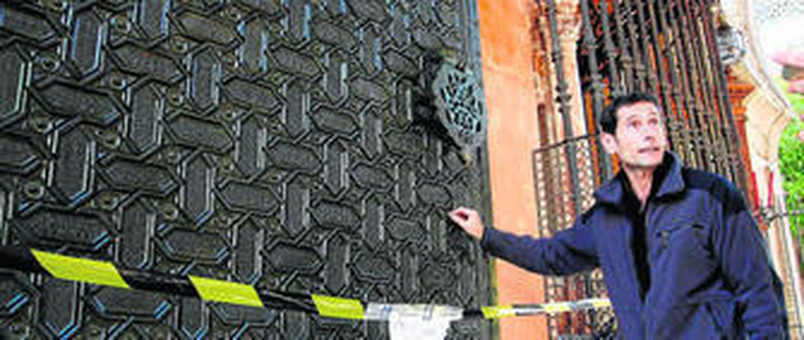 Ángel Luis García, de la empresa Ártyco, explica los detalles de la restauración que se lleva a cabo de las hojas de bronce de la Puerta del Perdón.