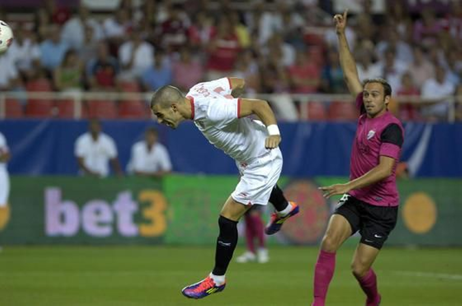Negredo remata de cabeza, marcando su primer gol.  Foto: Manuel Gomez