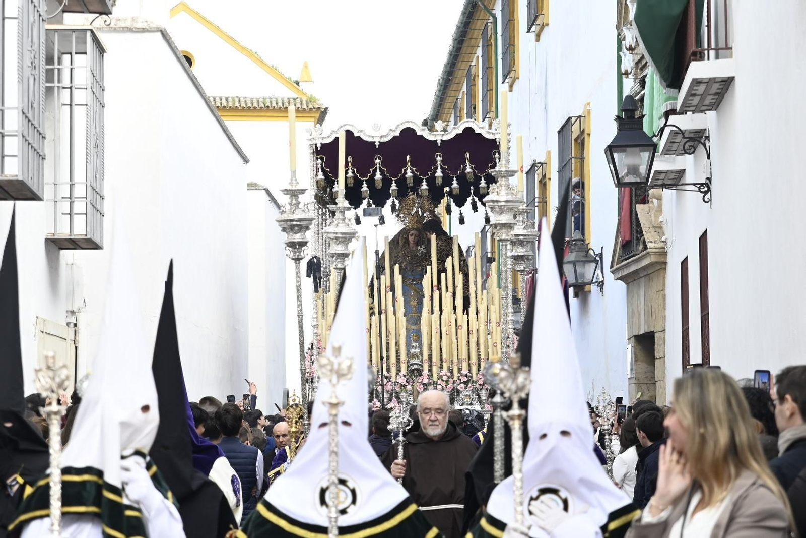 La procesión de la hermandad del Císter en el Martes Santo, en imágenes