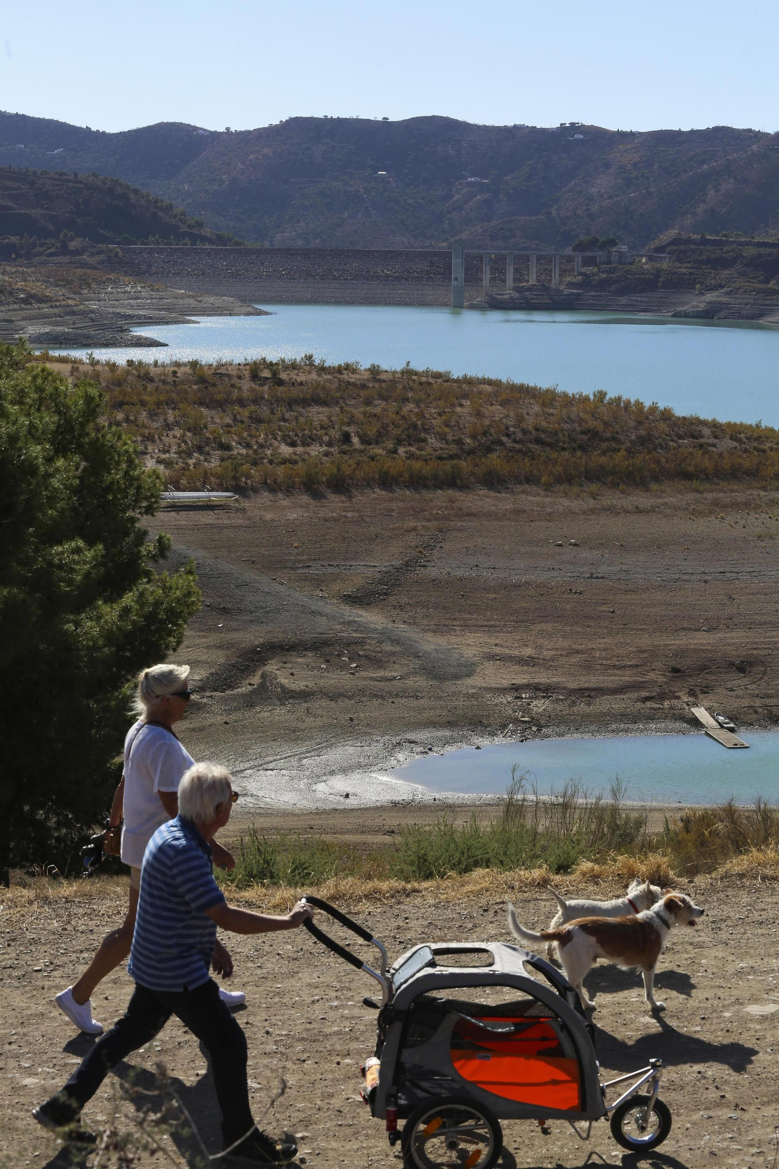 Personas paseando por el entorno natural de La Viñuela.
