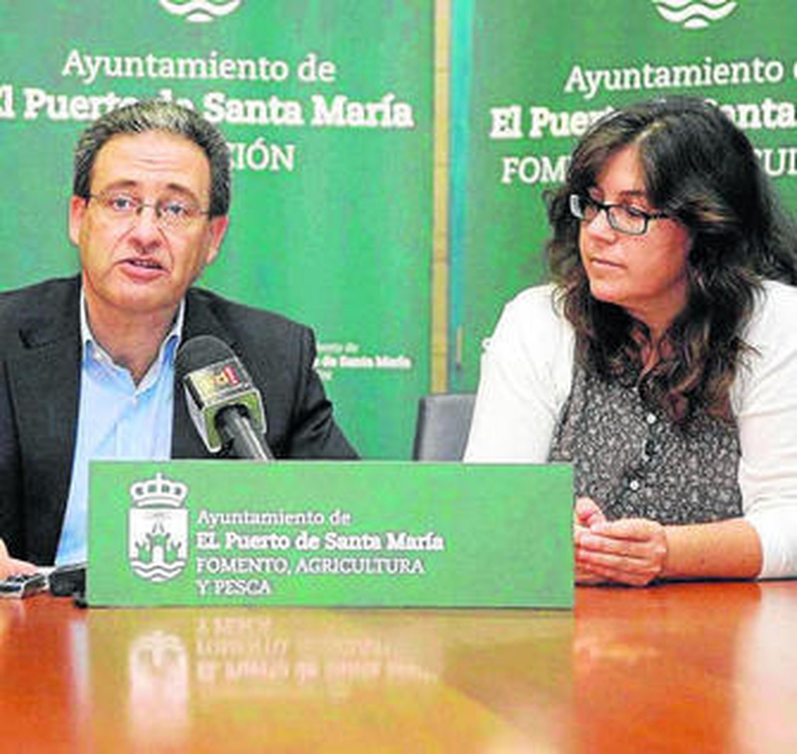 El edil de Fomento, Jesús González, con la técnico Eva Fernández.