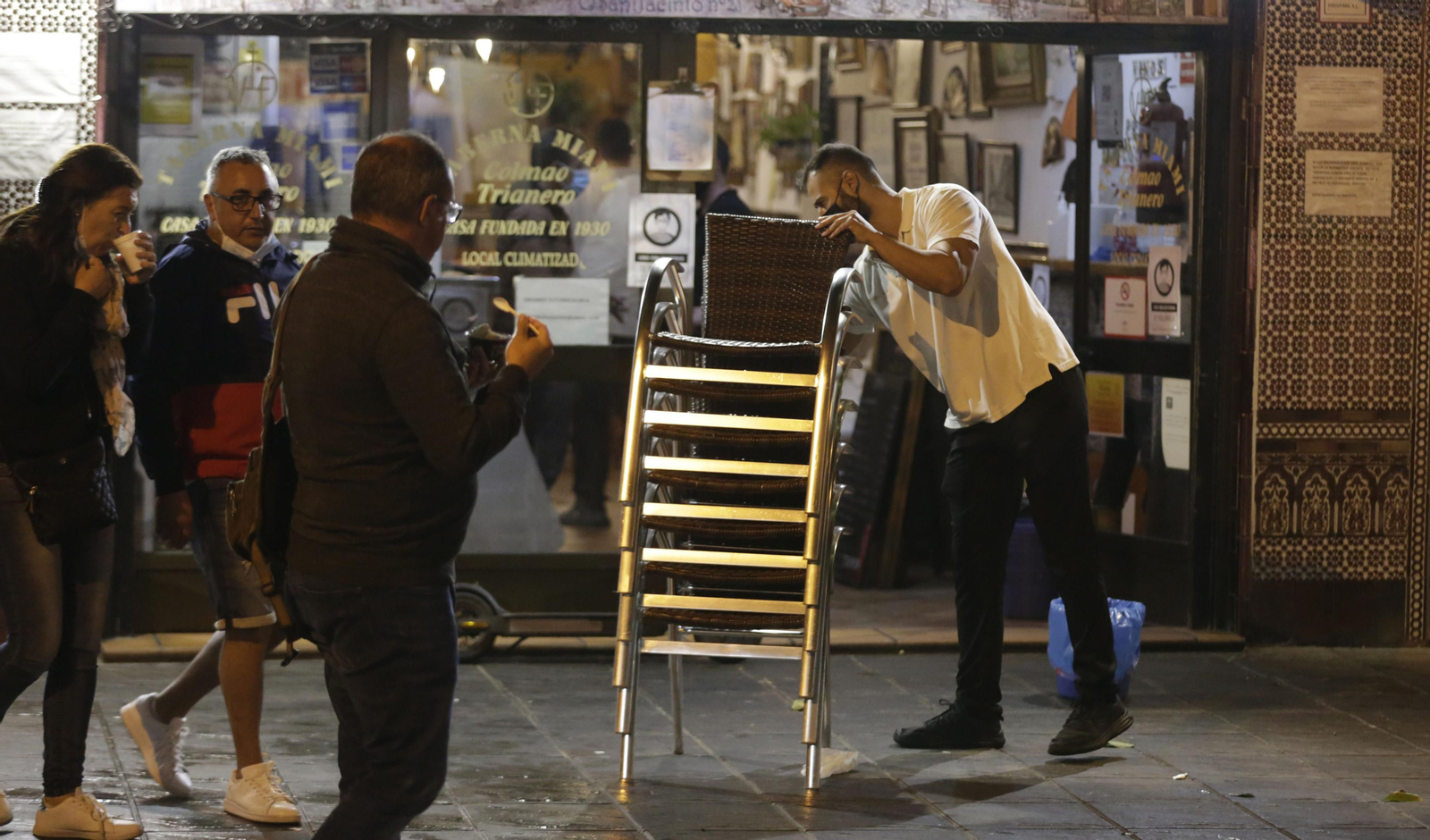 Los sevillanos cumplen el toque de queda