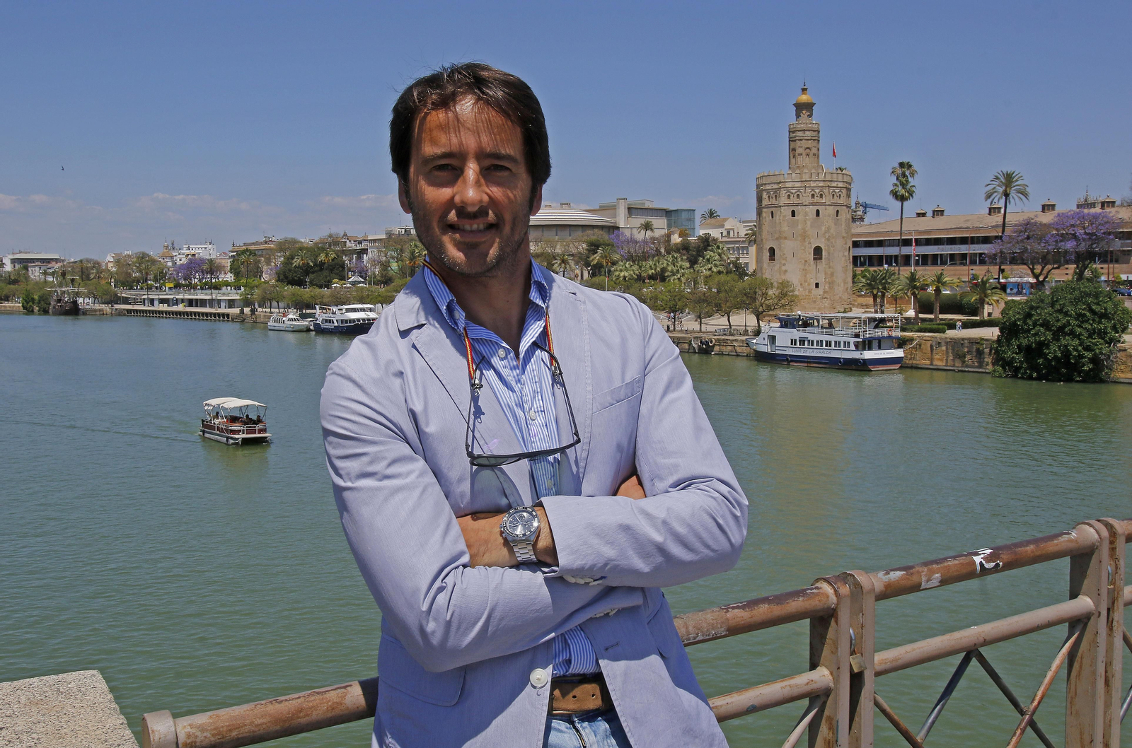 Antonio Fernández Pineda posa en el Puente de San Telmo.