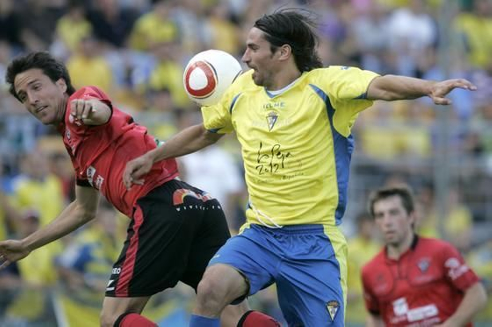Ambos jugadores salen despedidos tras su choque. 

Foto: Jesus Marin