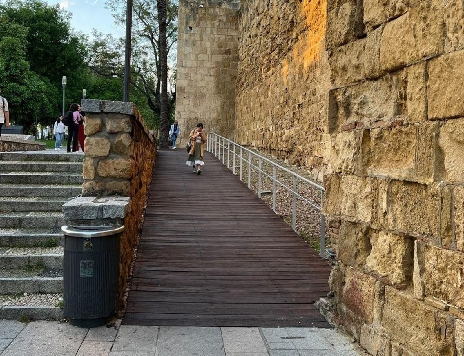 Una persona baja por la pasarela de madera de la Puerta de Almodóvar. Una persona baja por la pasarela de madera de la Puerta de Almodóvar.