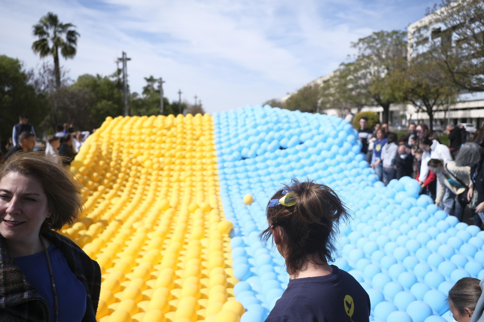 Así ha sido el acto solidario con más de 10.000 globos para formar la bandera de Ucrania en Córdoba