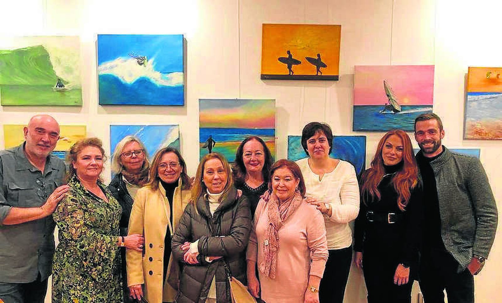 La pintora, con un grupo de invitados entre ellos Inma Gutiérrez, Juana Busatil, Maribel García,Manoli Lemos y José Piñeiro.