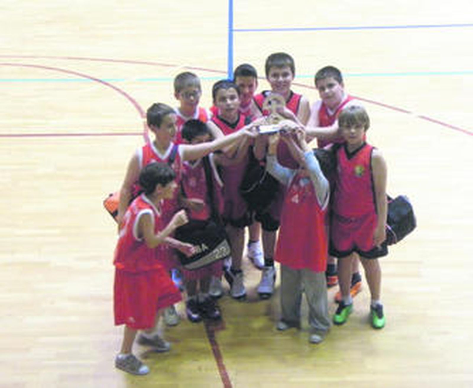 Los ganadores posan con el ansiado trofeo.