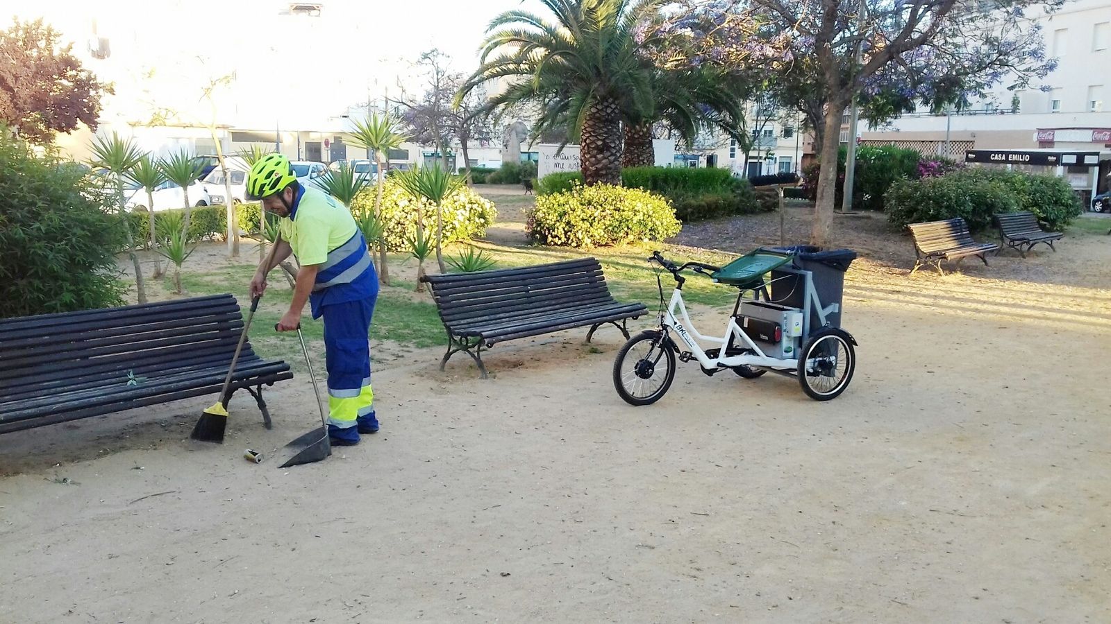 Un trabajador de la limpieza de parques en una imagen de archivo.